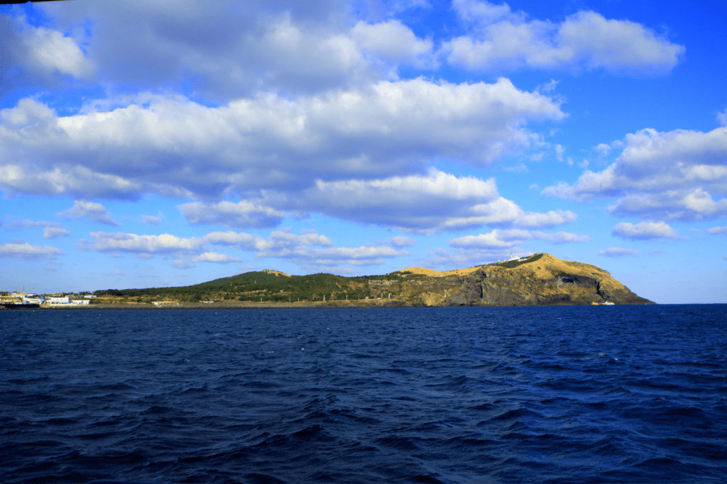 เกาะอูโดที่มีรูปร่างคล้ายกับวัวนอน